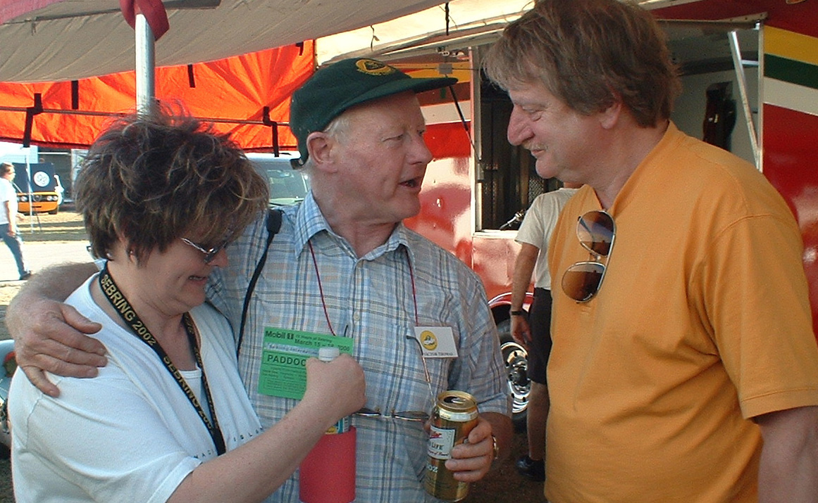 Vic Thomas (center) meets Kathy & Russ Hoenig.   Photo - J. Sloane